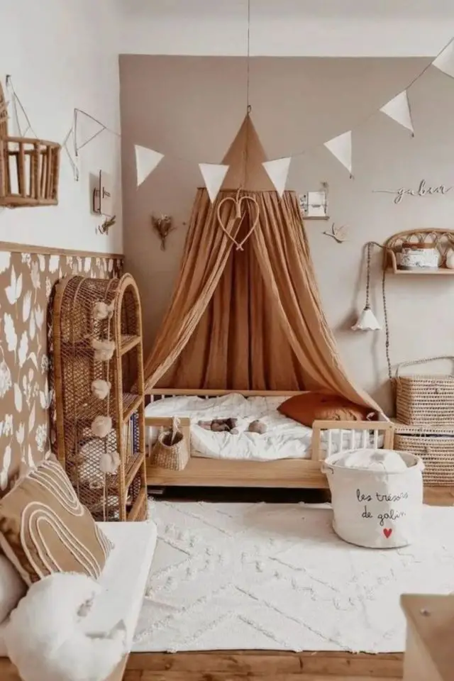 chambre enfant terracotta couleur mur beige ciel de lit coloré soubassement décor moderne