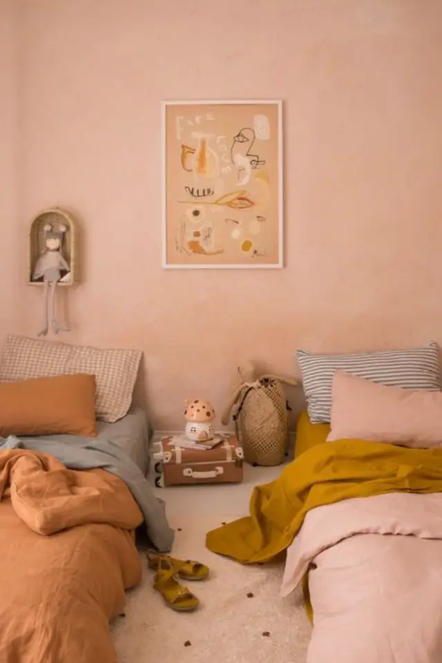 chambre enfant terracotta couleur associé avec du rose clair chambre double lits jumeaux linge de lit