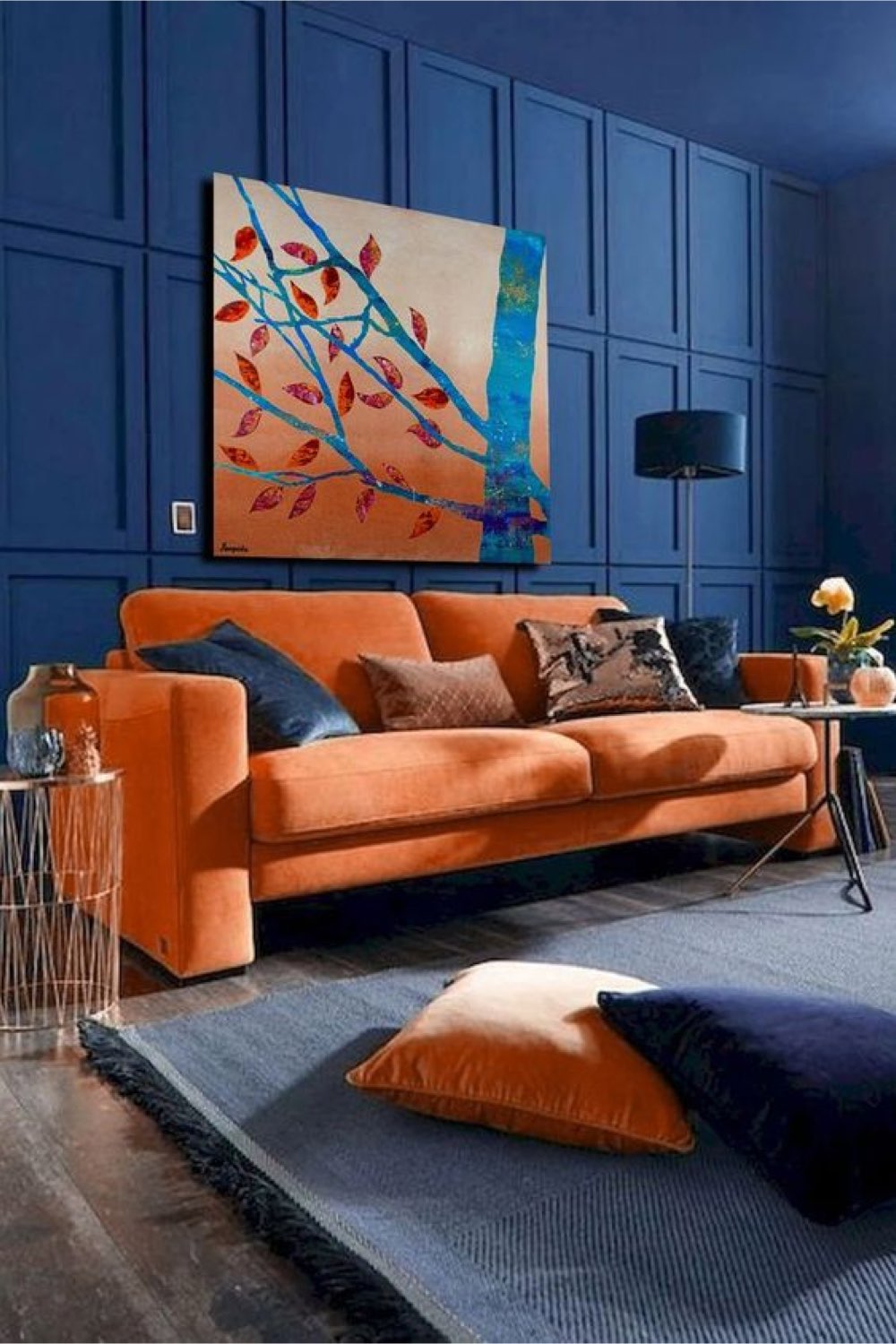 comment associer couleurs complementaires interieur salon moderne et chic moulures peinture bleu sourde canapé orange contraste