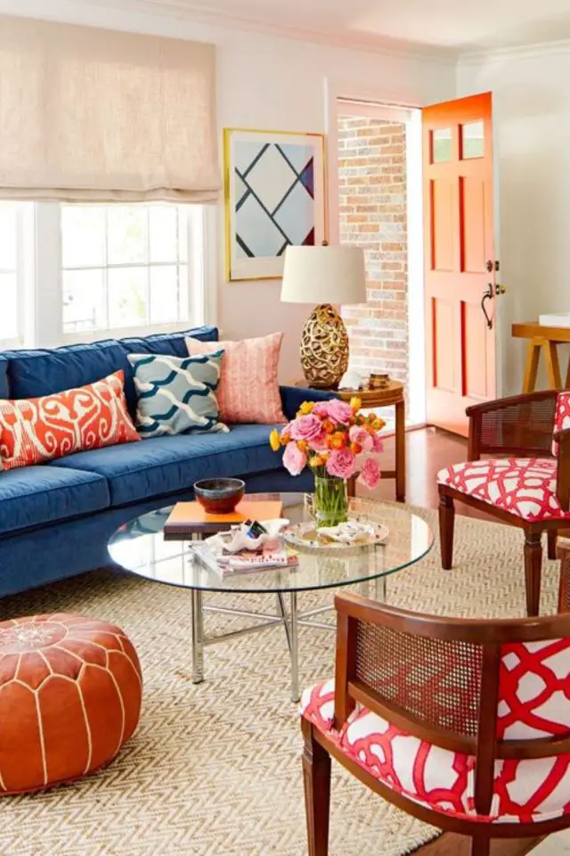 comment associer couleurs complementaires interieur harmonie des couleurs dans une pièce de vie salon séjour bleu rouge blanc