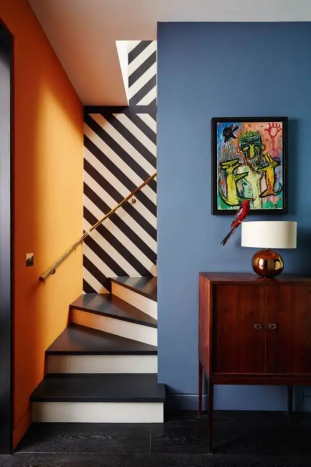 comment associer couleurs complementaires interieur peinture murale escalier original couloir bleu orange rayures noir et blanc