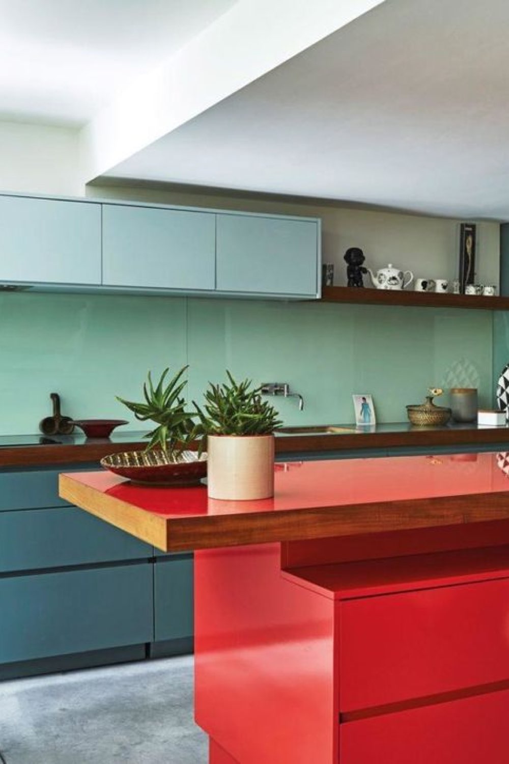 comment associer couleurs complementaires interieur cuisine moderne et colorée vert d'eau vert sapin et îlot central rouge décor original et moderne
