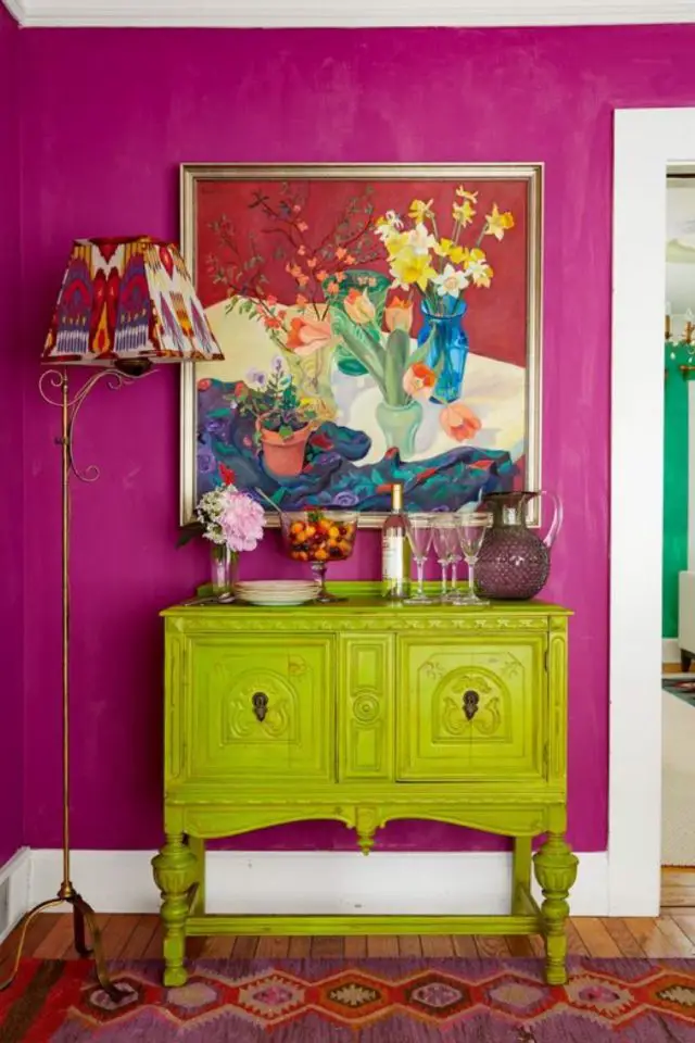 comment associer couleurs complementaires interieur entrée couloir peinture rose fuchsia meuble vert pomme décor éclectique 