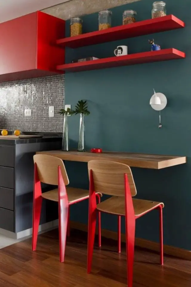 comment associer couleurs complementaires interieur cuisine plan snack peinture vert bouteille meuble haut et armature de chaises rouge