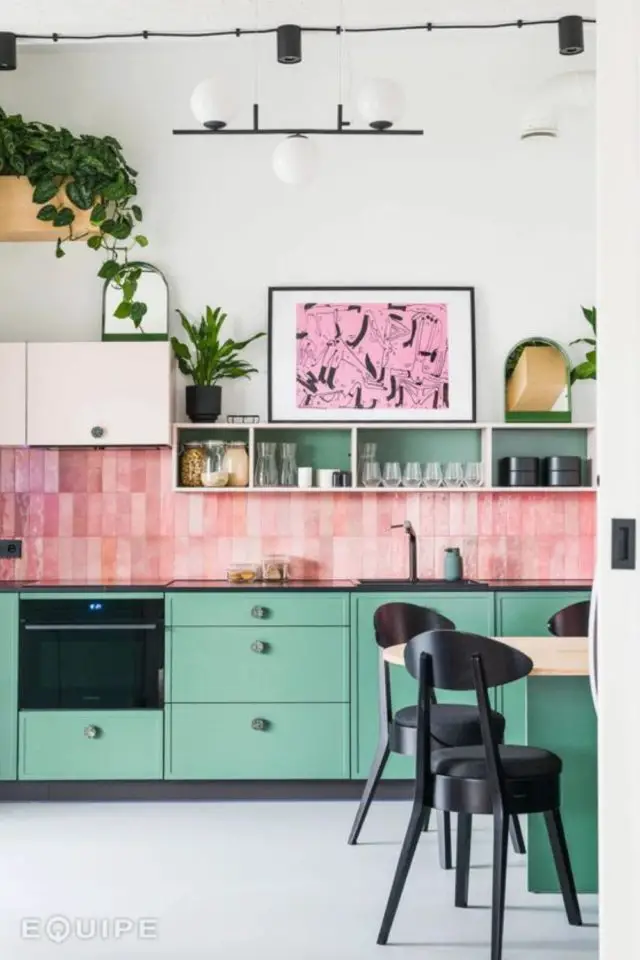 comment associer couleurs complementaires interieur cuisine en linéaire blanche crédence rose meuble vert ambiance féminine et colorée