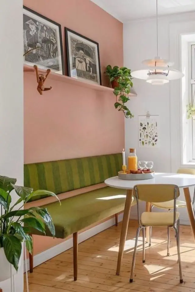 comment associer couleurs complementaires interieur peinture murale rose banquette vert olive ambiance féminine et élégante petite table scandinave en bois blanc