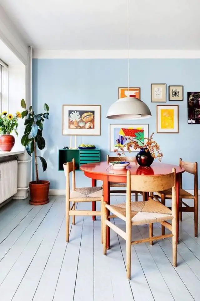 comment associer couleurs complementaires interieur décor de salle à manger peinture mur bleu pastel table peinte en rouge orangé contraste chaud froid