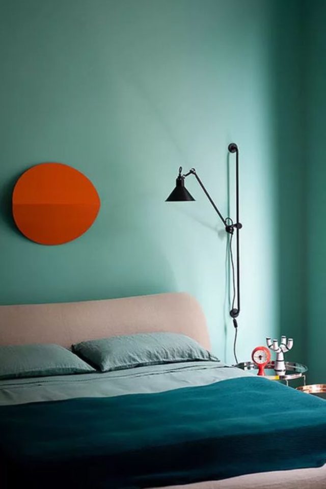 comment associer couleurs complementaires interieur chambre à coucher adulte bleu vert clair détails orange et rose contraste douceur cocon
