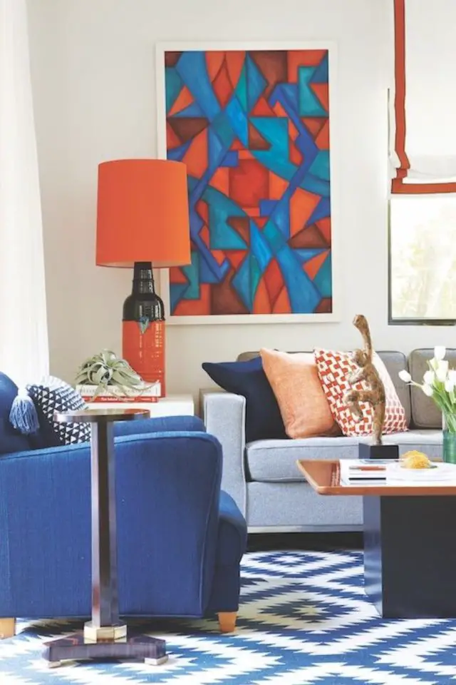 comment associer couleurs complementaires interieur salon séjour blanc dominante couleur secondaire bleu couleur accent orange équilibre harmonie