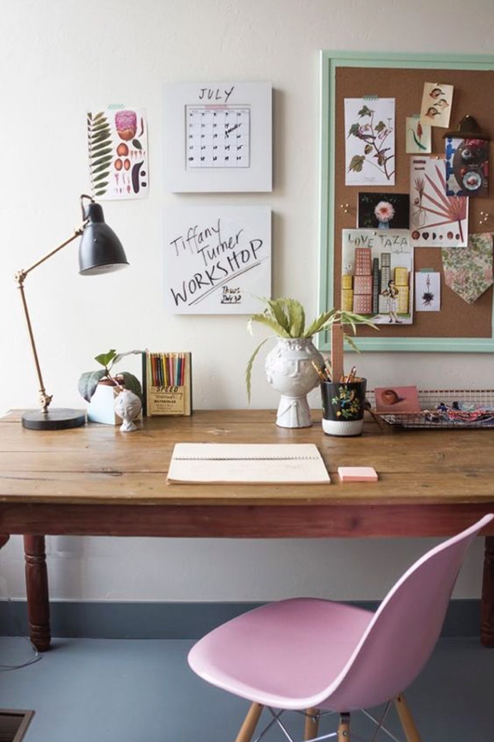 comment reussir decoration bureau chez soi petit espace de travail en bois chaise rose eames décor mural inspirant lampe de bureau articulée