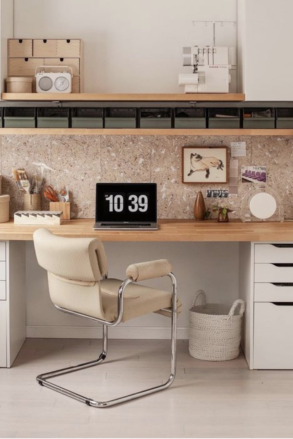 comment reussir decoration bureau chez soi espace de travail DIY plan de travail en bois meuble étagères tiroirs Ikea crédence terrazzo