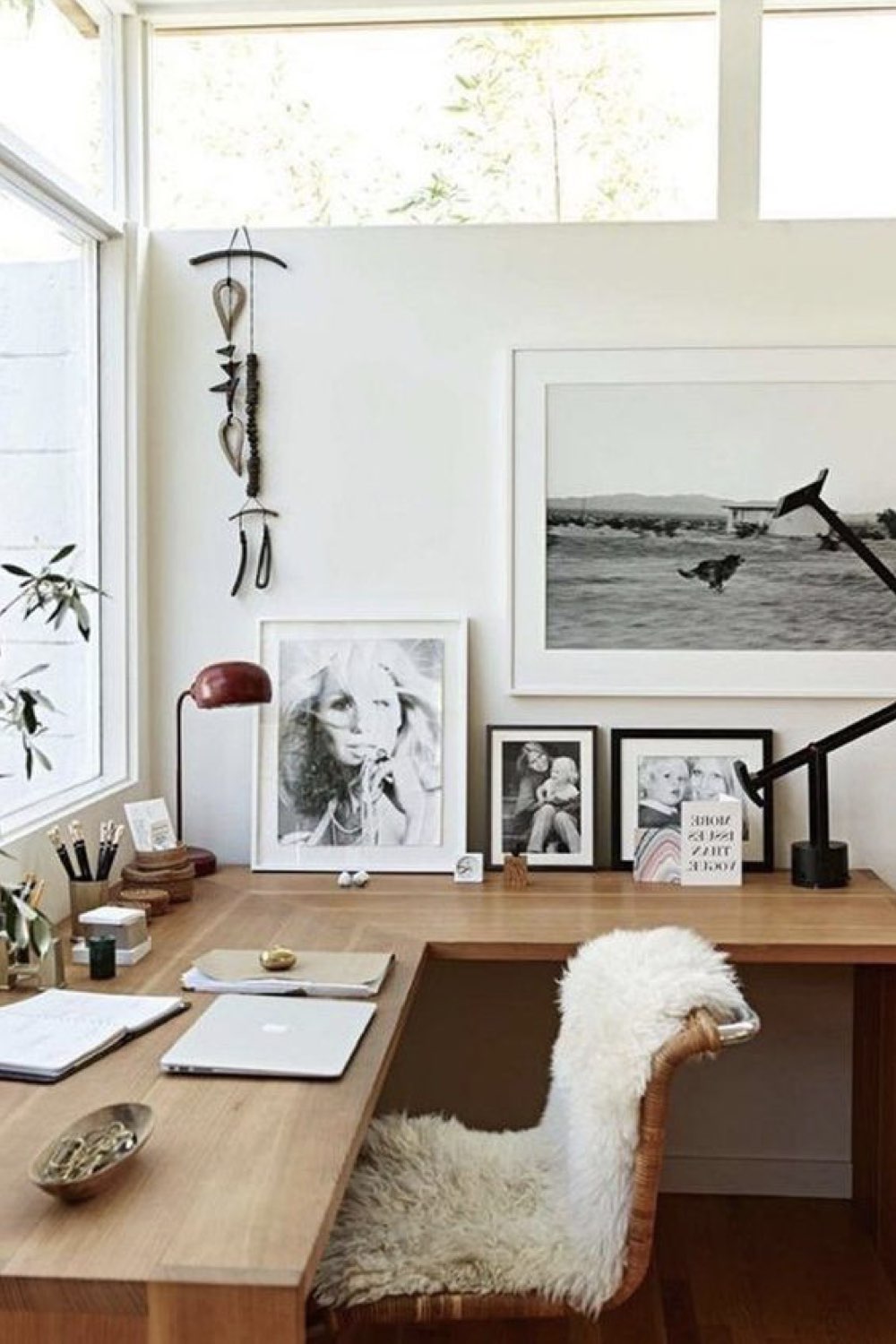 comment reussir decoration bureau chez soi en angle bois clair mur blanc cadres posés sur le bureau élégant