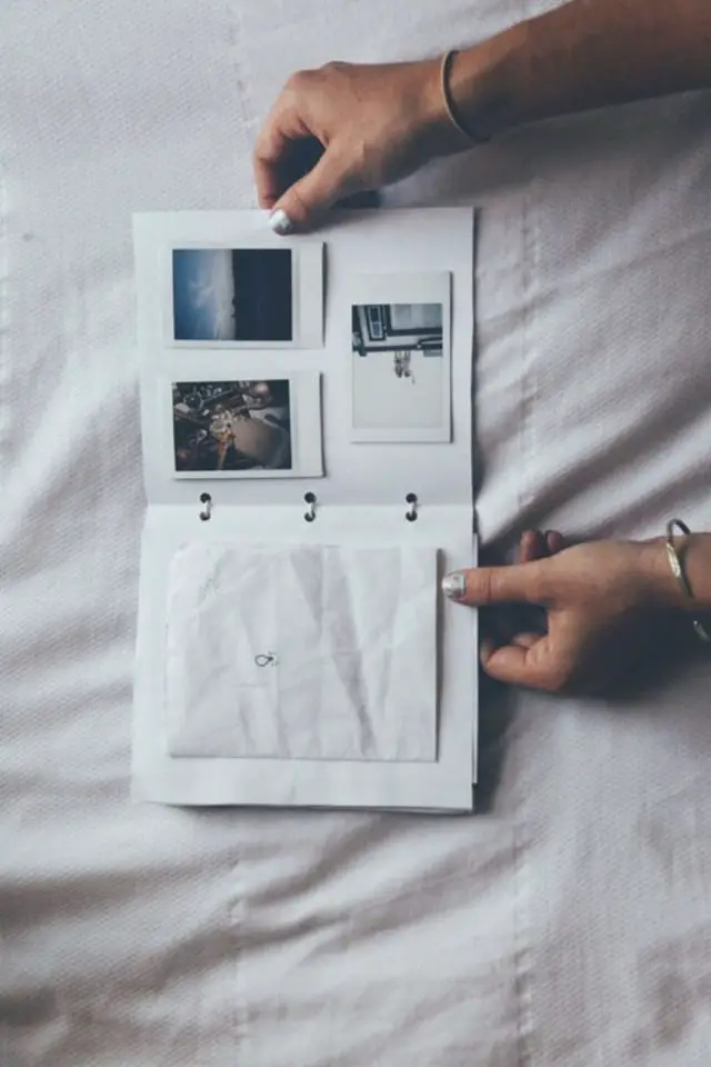 creer carnet de voyage souvenirs polaroid pages reliées blanches simple minimaliste