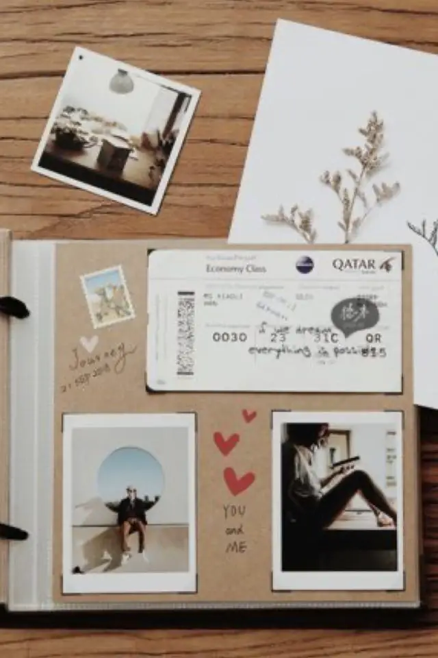 creer carnet de voyage souvenirs polaroid page karft scrapbooking photo billet d'avion  timbre doodle facile