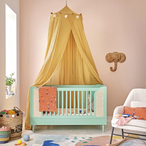 deco chambre enfant cocon ciel de lit Ciel de lit jaune moutarde suspensions étoiles et pompons