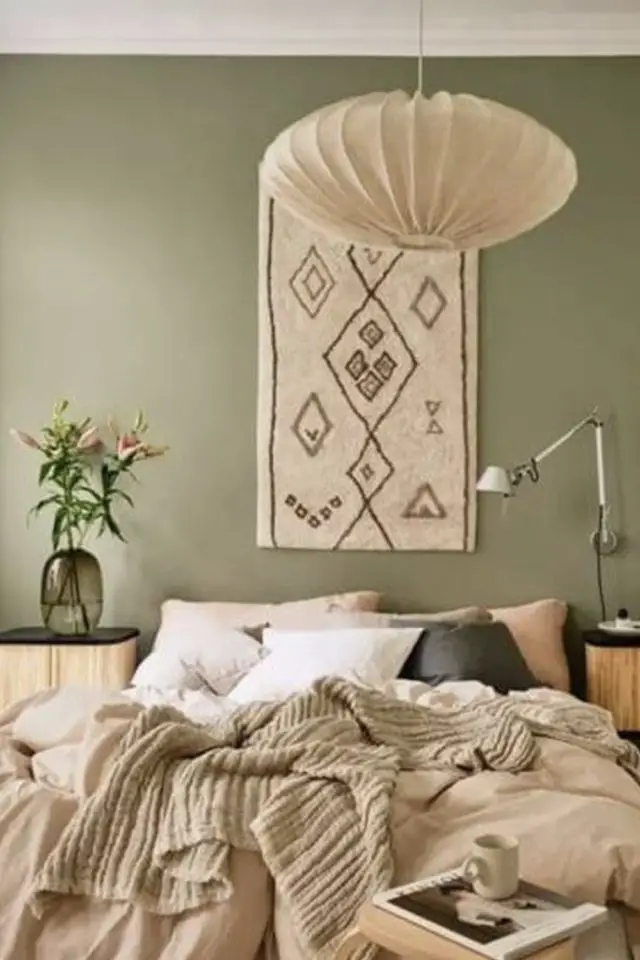 deco ecru exemple association couleur vert sauge moderne tapis berbère suspendu au mur chambre à coucher parentale tendance linge de lit uni cosy marron glacé