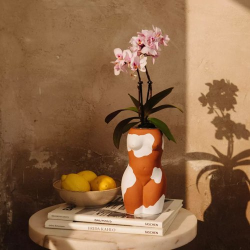 deco petit logement design moderne Vase orange corps de femme