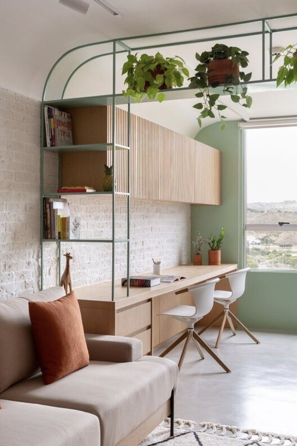 decor bureau reussi exemple continuité du salon aménagement intérieur claustra étagères séparation design vert simple mobilier sur mesure en bois