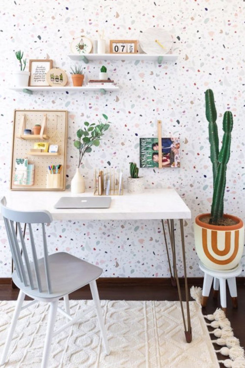 decor bureau reussi exemple papier peint terrazzo fond blanc petit espace de travail chaise vintage scandinave peinte en bleu cactus ambiance moderne et lumineuse