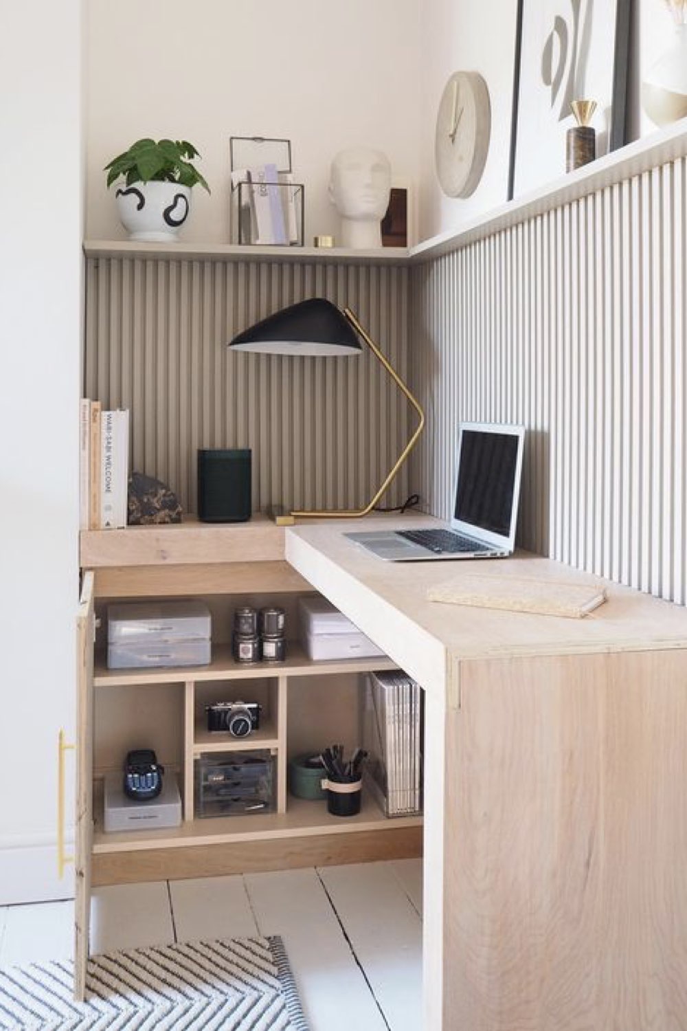decor bureau reussi exemple recoin d'une pièce tout petit espace meuble sur mesure en bois pratique et fonctionnel revêtement mural tasseaux en bois peint couleur écru beige petite étagère