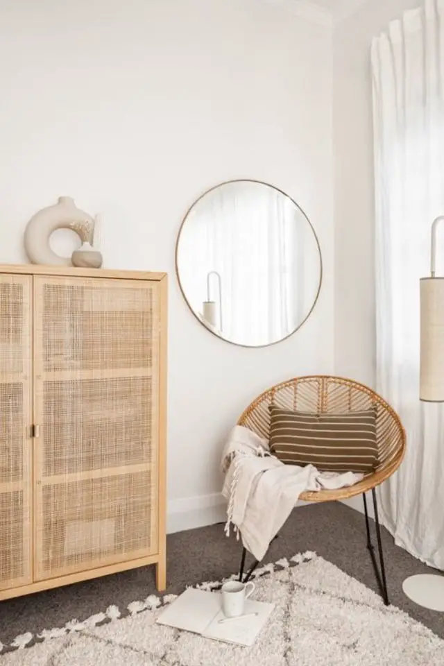 decor interieur moderne chaleureux cannage tendance rotin angle de la chambre petite fauteuil arrondi et armoire