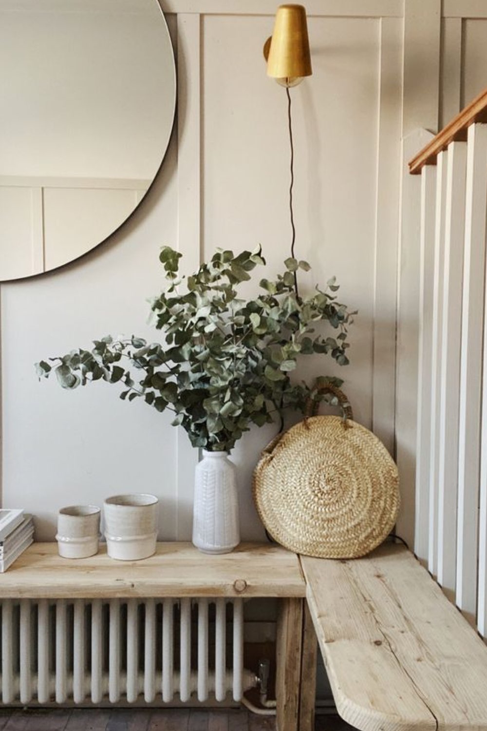decor slow living 10 signes banc pour cacher radiateur planche en bois miroir rond eucalyptus dans un vase mise en scène déco à copier