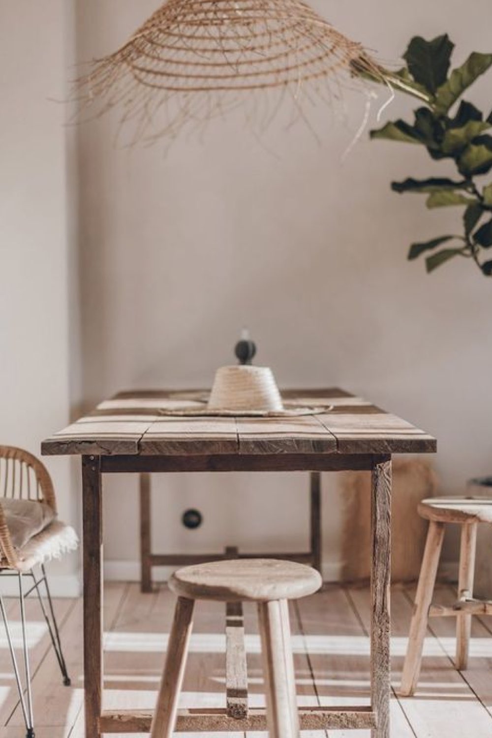 decor slow living 10 signes salle à manger table en bois récup ancienne charme tabouret chaise minimalisme
