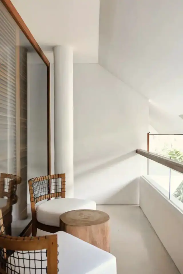 decor voyage asie indonesie balcon privatif meuble en bois et coussin blanc