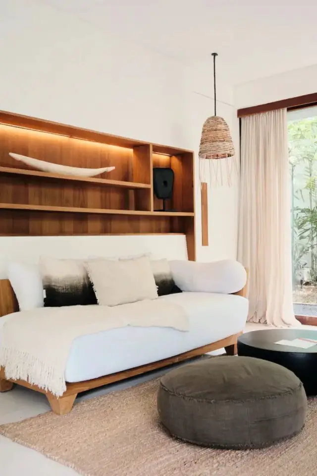 decor voyage asie indonesie salon chic et classe canapé blanc avec meuble sur mesure niche