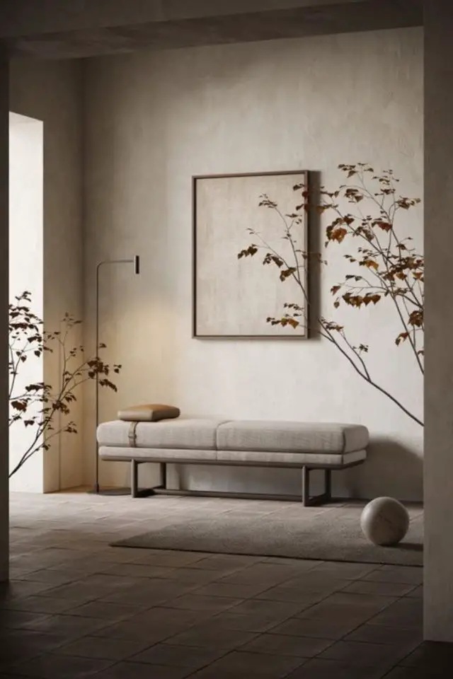 decor wabi sabi caracteristiques entrée minimaliste épurée chaleureuse banc mur couleur écru tableau neutre petit lampadaire discret