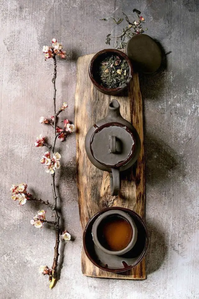 decor wabi sabi caracteristiques détails décoratifs thé tasse artisanat couleur noir contraste avec planche de bois patiné