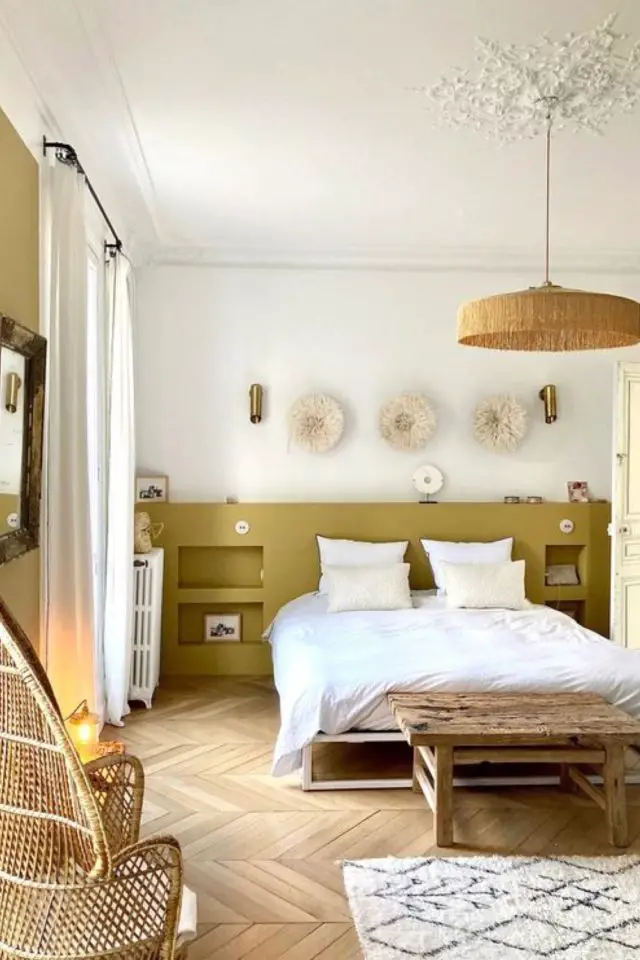 decoration chambre adulte tapis descente de lit moderne soubassement tête de lit colorée style chic et tendance