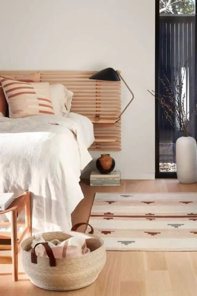 decoration chambre adulte tapis descente de lit moderne tête de lit en tasseaux textile couleur écru et terracotta