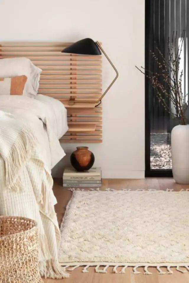 decoration chambre adulte tapis descente de lit moderne écru tête de lit tasseaux de bois lampe noir chic