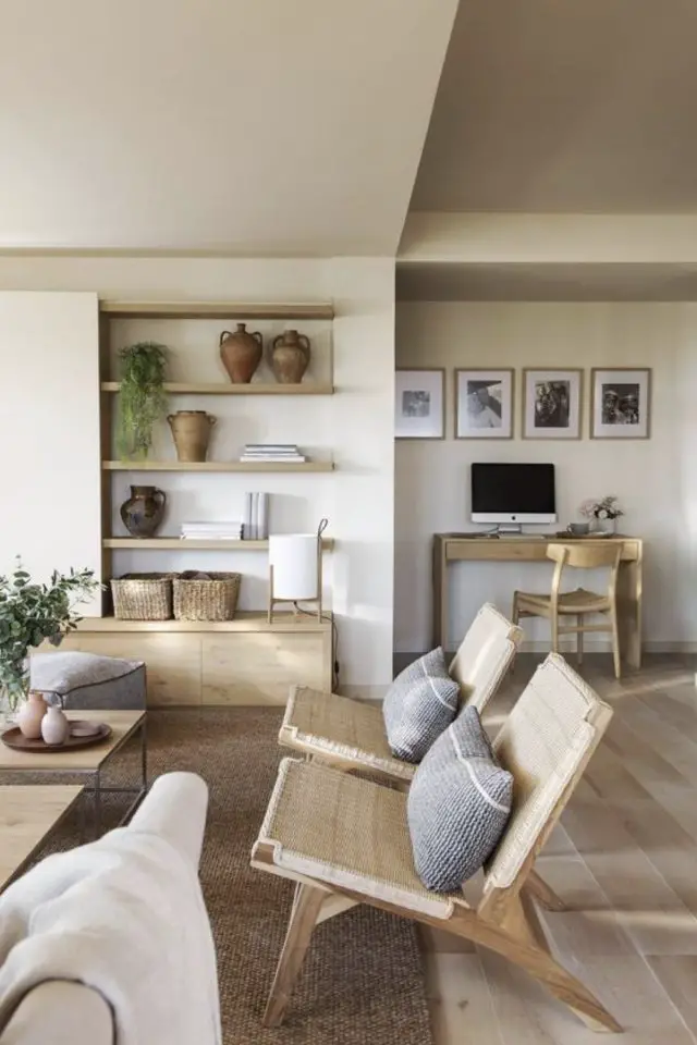 decoration interieur ecru ivoire exemple moderne grand salon ouvert fauteuil bas en cannage étagères niche table en bois peinture