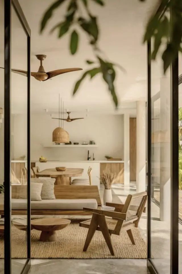 decoration interieur ecru ivoire exemple moderne ambiance cosy salon canapé design chaise fauteuil en cannage ventilateur plafond