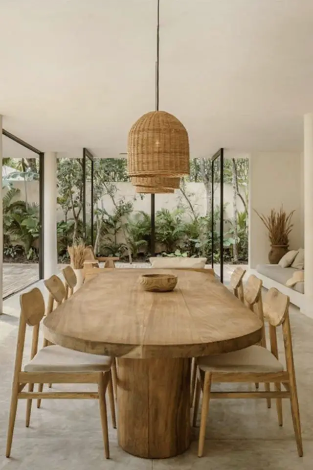 decoration interieur ecru ivoire exemple moderne salle à manger conviviale grande table 6 à 8 personnes ovale en bois chaise moderne suspension rotin baie vitrée