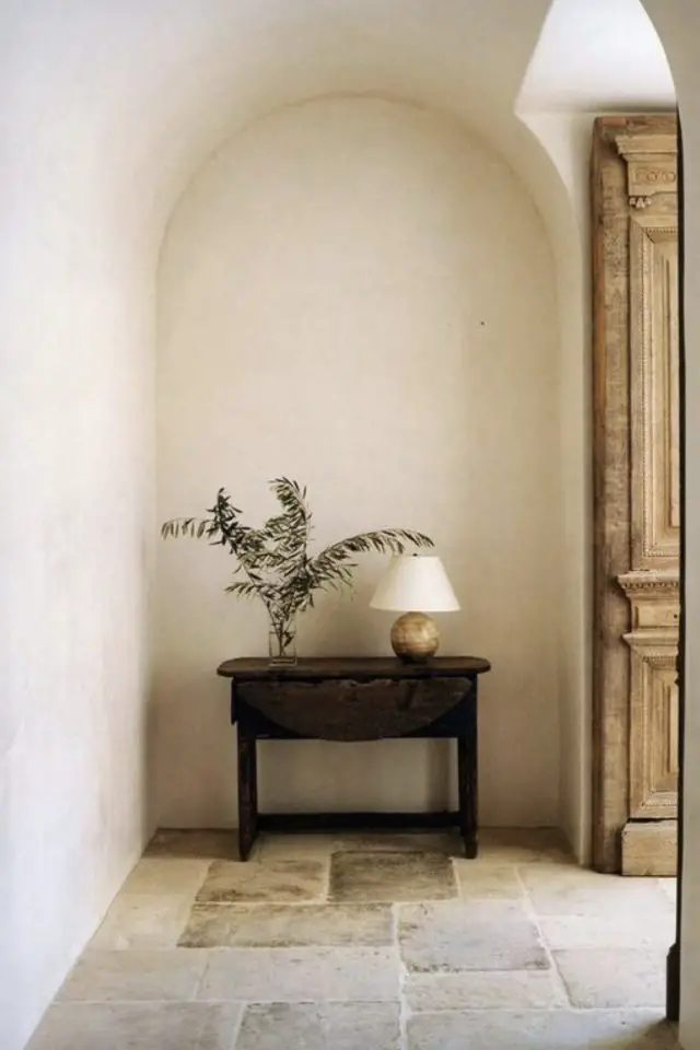 decoration interieur ecru ivoire exemple moderne entrée chic élégante arche petite console noire