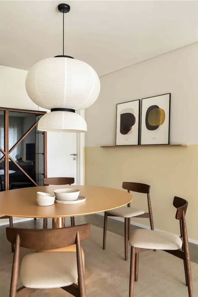decoration interieur ecru ivoire exemple moderne petite salle à manger meuble vintage mid century modern table ronde en bois chaises noyer et tissus étagère murale avec affiche moderne