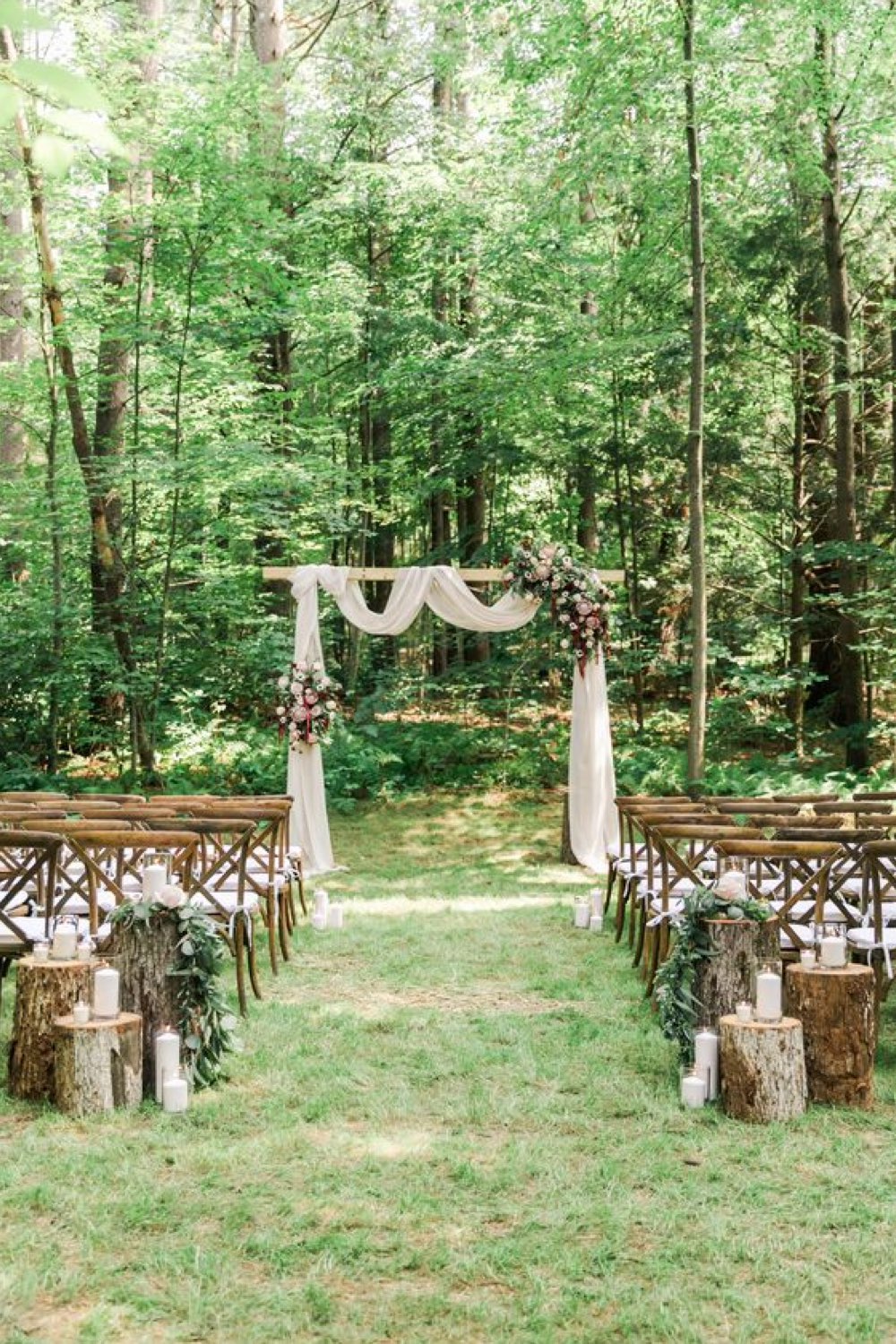 decoration mariage champetre romantique cérémonie en extérieur arche voilage fleur chaises en bois pour les invités