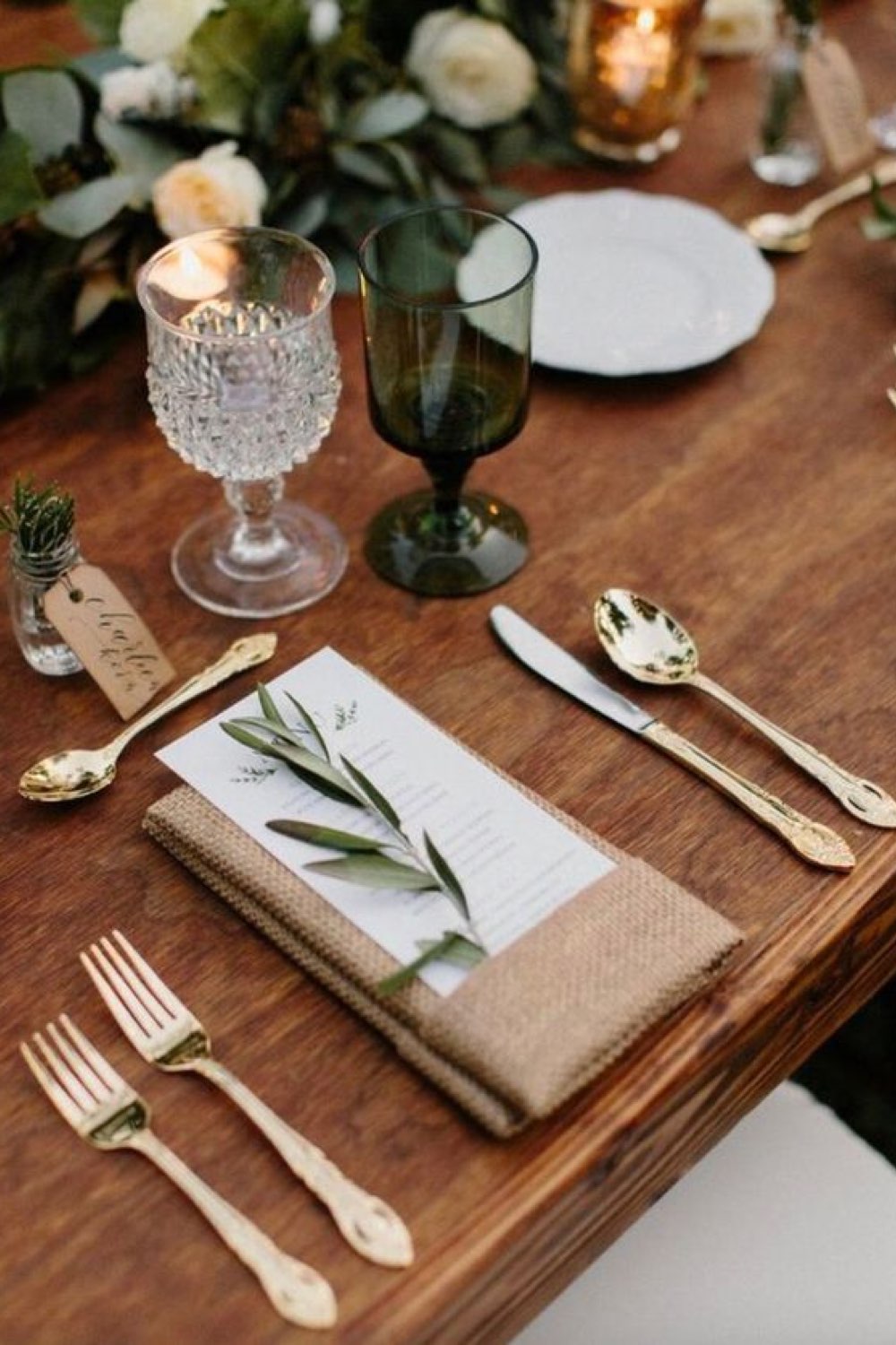 decoration mariage champetre romantique décor de table simple et chic pochette serviette et menu couverts dorés jolis verres à pieds