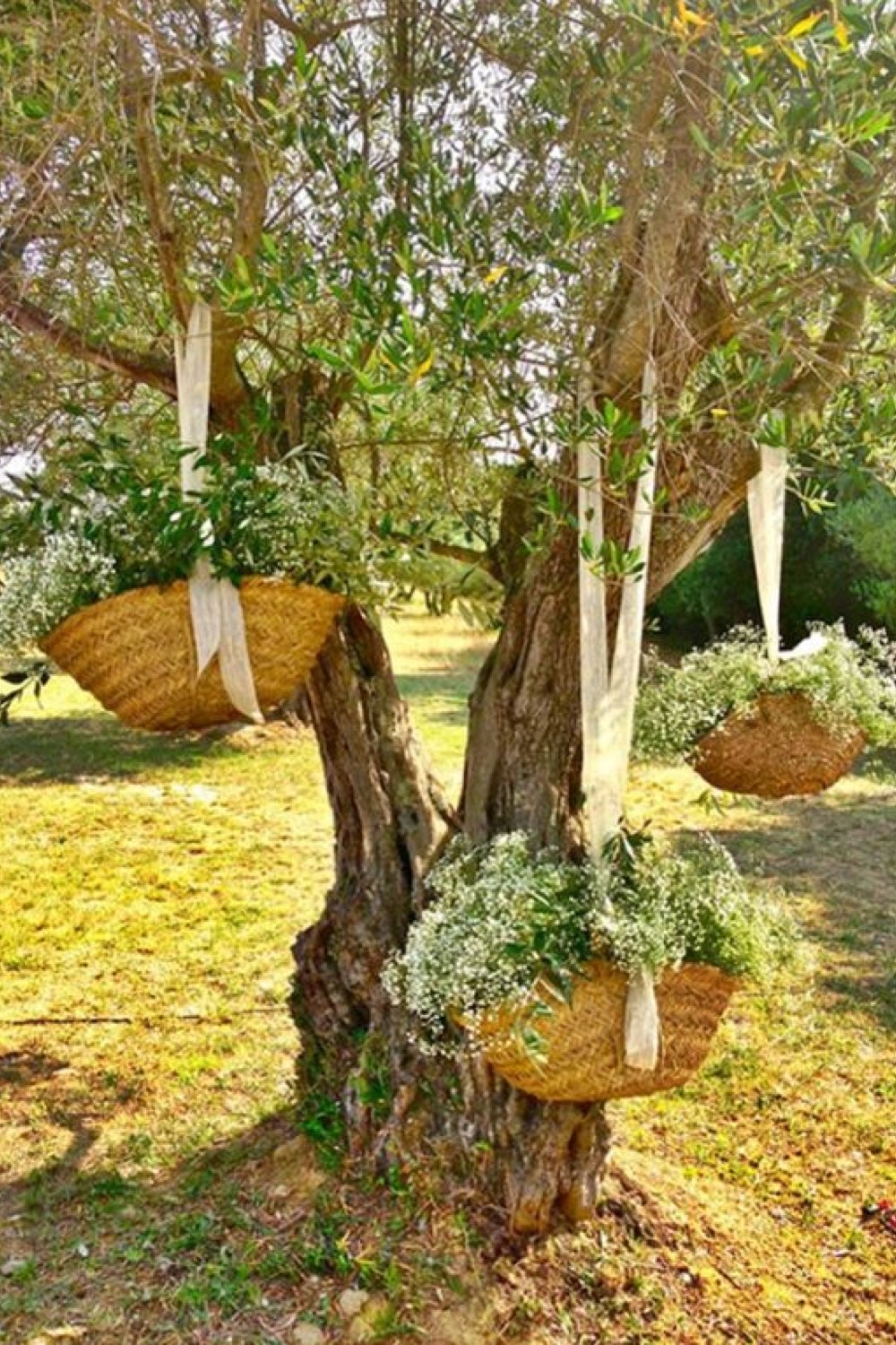 decoration mariage champetre romantique paniers rétro remplis de fleurs suspendus à un arbre idée facile à copier