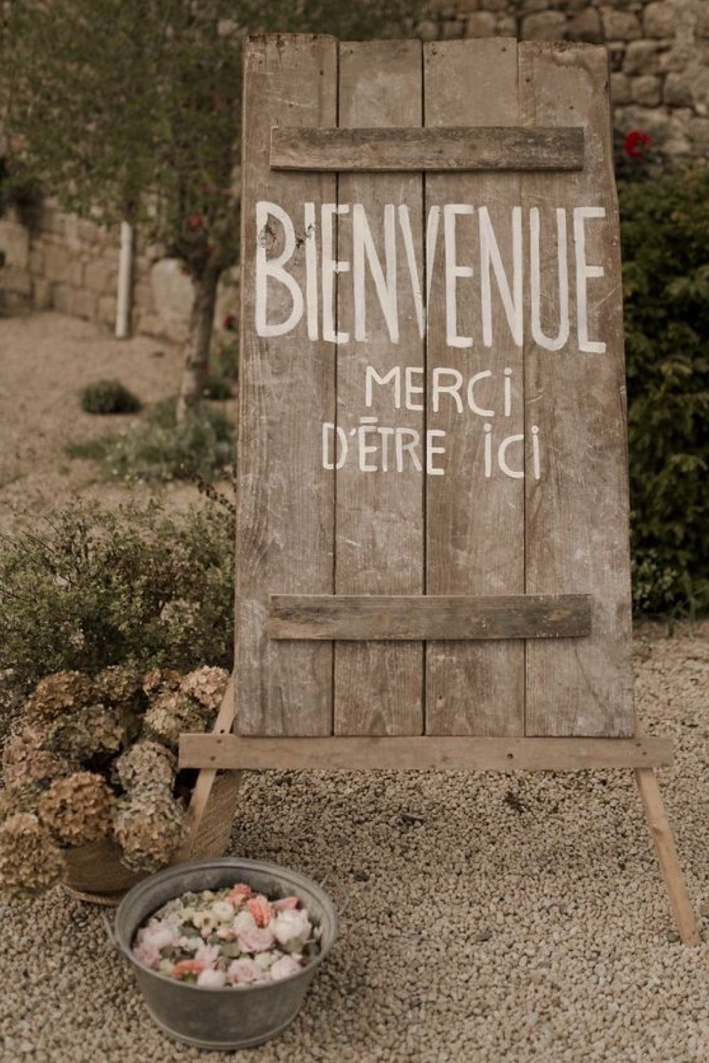 decoration mariage champetre romantique panneau de bienvenue facile à faire récup' ancienne porte de volets en bois