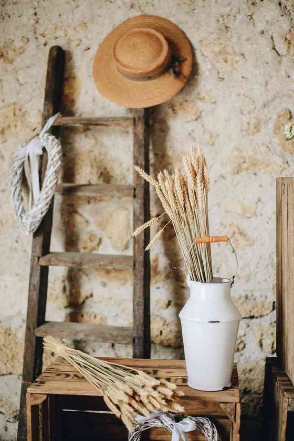 decoration mariage champetre romantique récup éléments décoratifs brocante échelle chapeau de paille vase en émail cagette