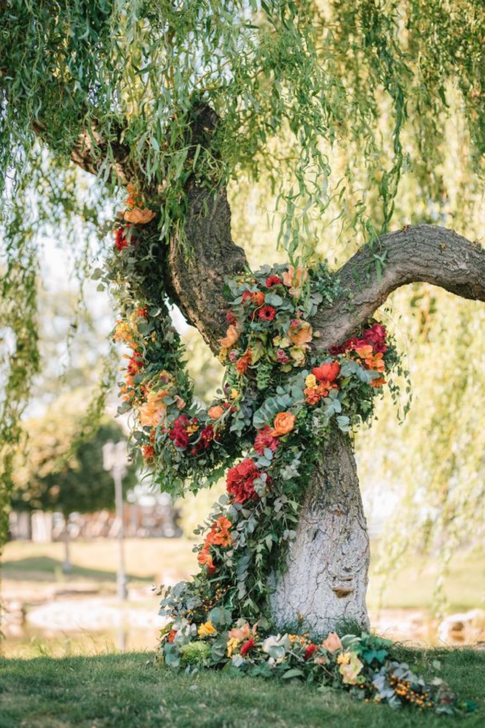 decoration mariage champetre romantique extérieur composition florale arbre bucolique