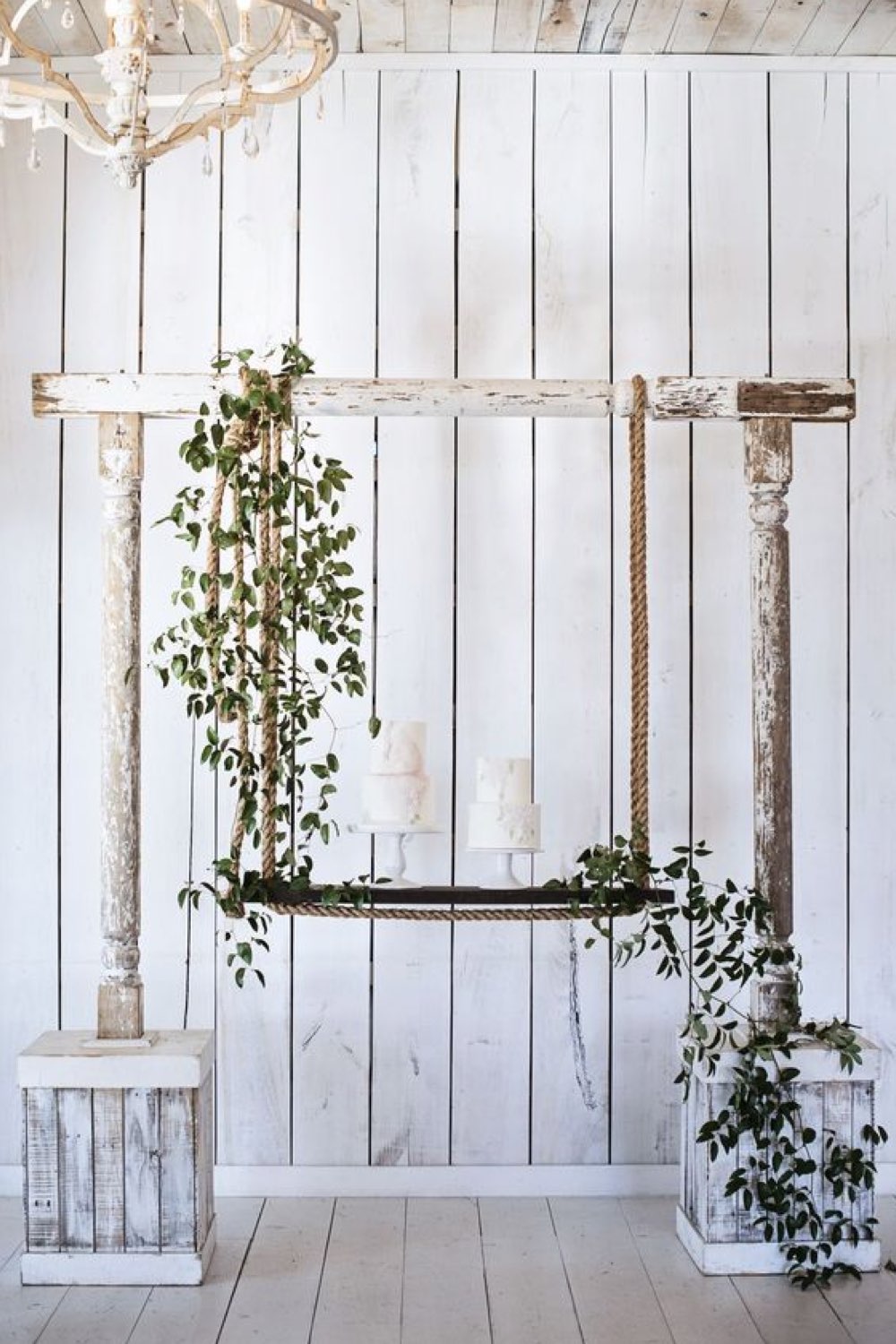 decoration mariage champetre romantique arche faite de récup bois balançoire fleurs