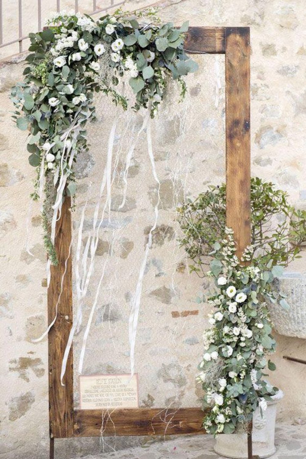 decoration mariage champetre romantique idée photobooth ancien cadre en bois décoré avec des fleurs et du ruban