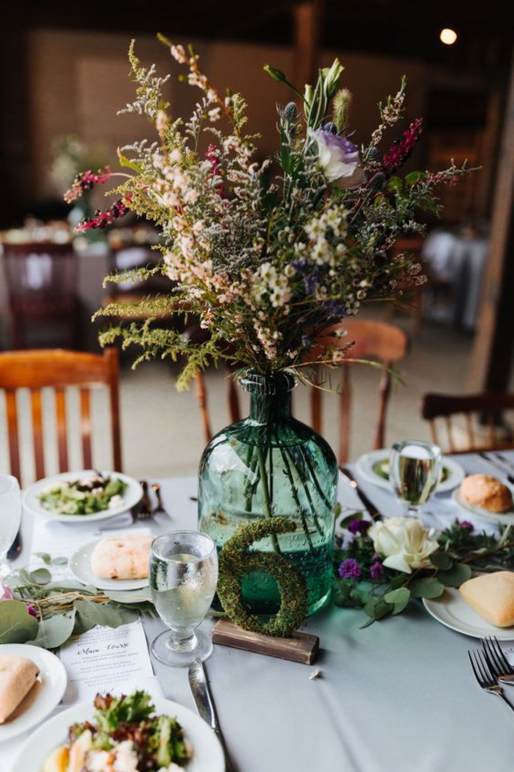 decoration mariage champetre romantique jarre Dame Jeanne bleu centre de table vase fleur des champs séchées