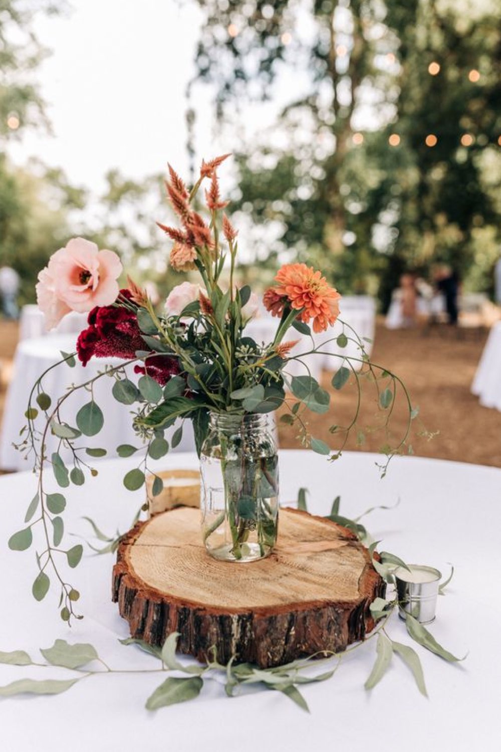 decoration mariage champetre romantique centre de table rondin de bois découpé vase en verre transparent bouquet de fleur coloré