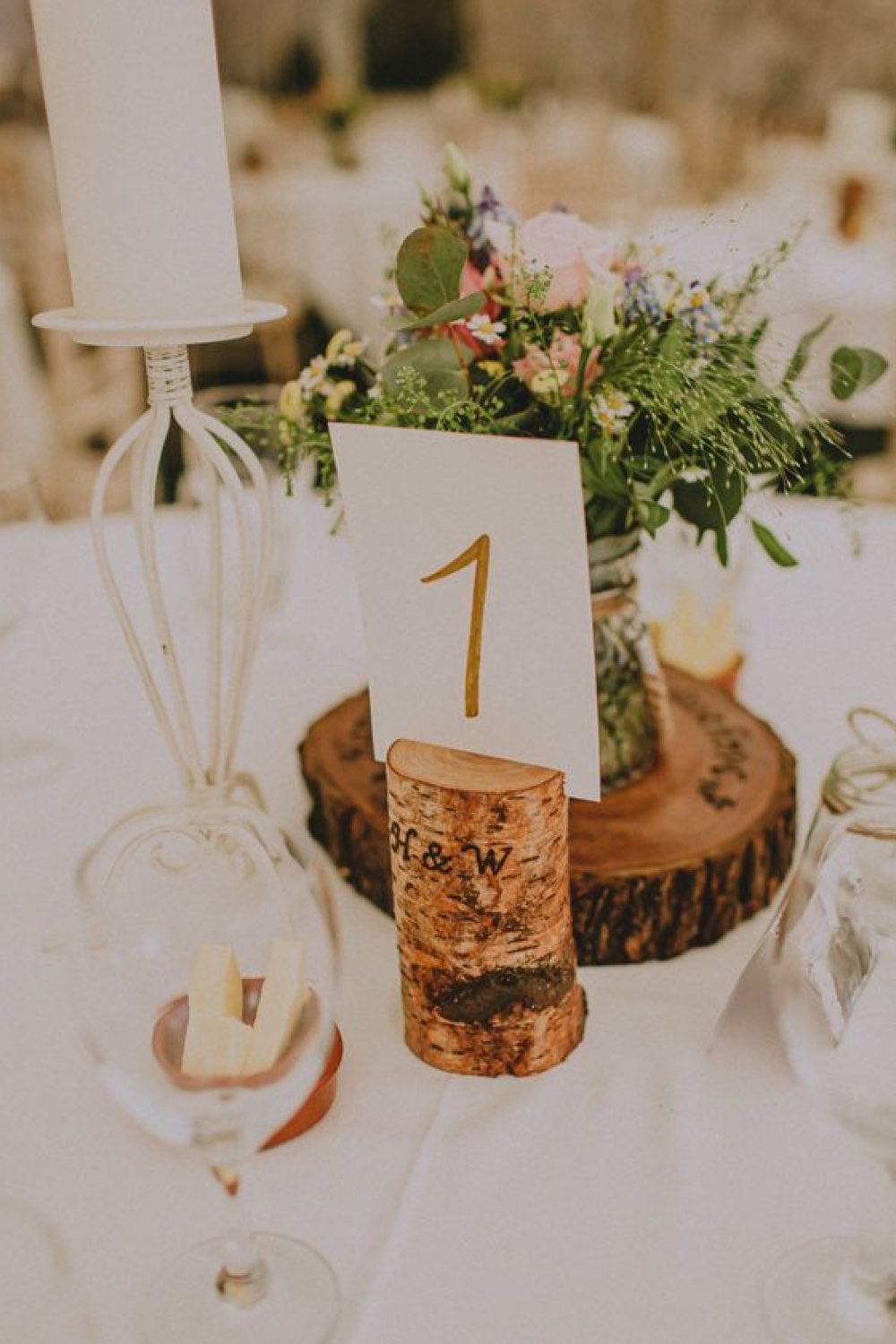 decoration mariage champetre romantique déco de table numéro facile à faire bois fleur